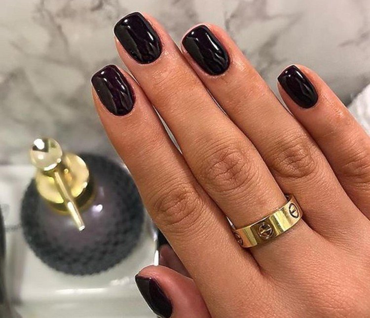 Dark manicure for short nails