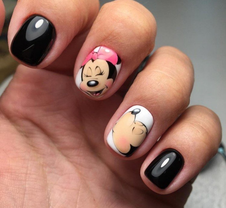 Drawings on the nails