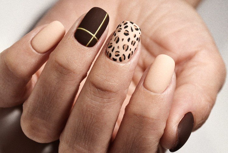 Manicure with cat prints