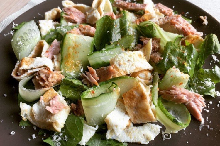 Salad with tuna and egg pancakes