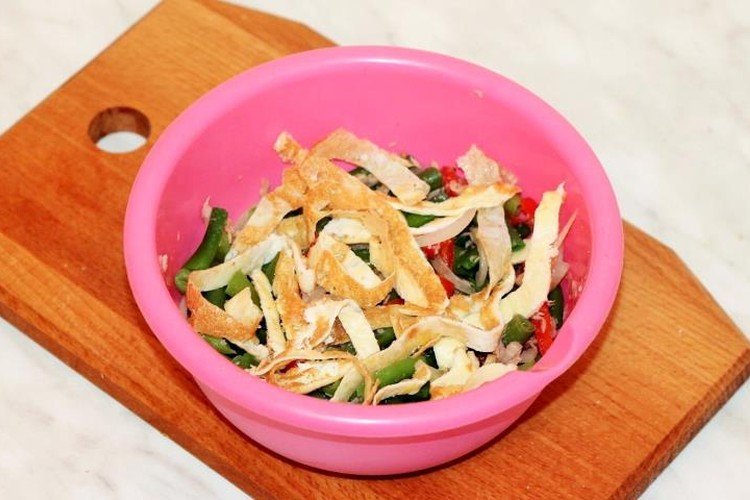Salad of tuna, egg pancakes and asparagus