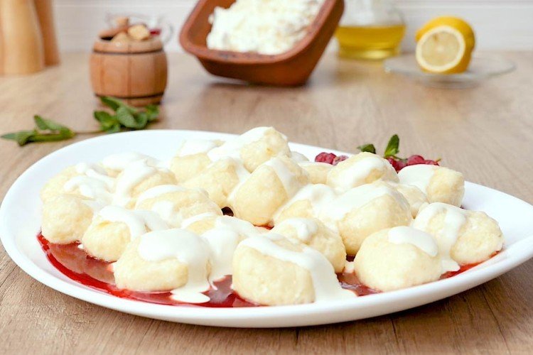 Cottage cheese gnocchi with apricots