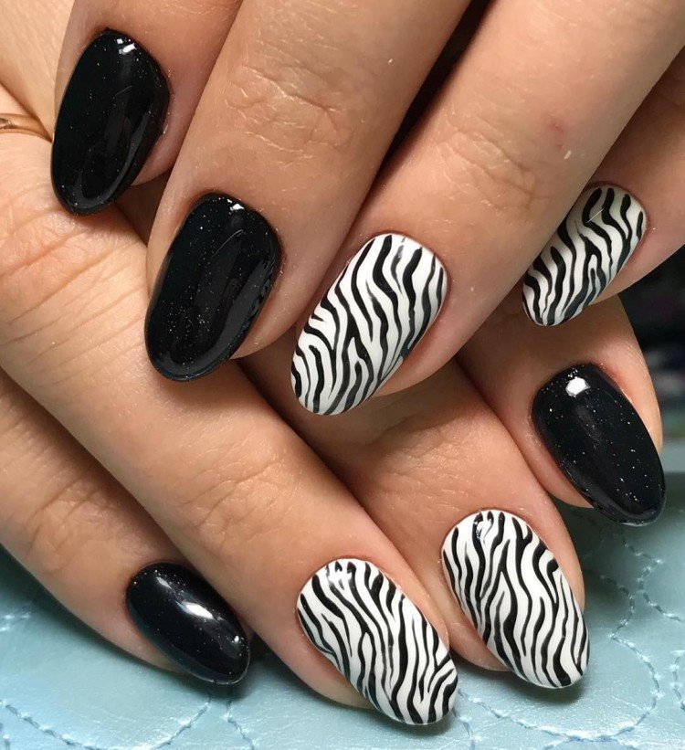 Manicure with contrasting stripes