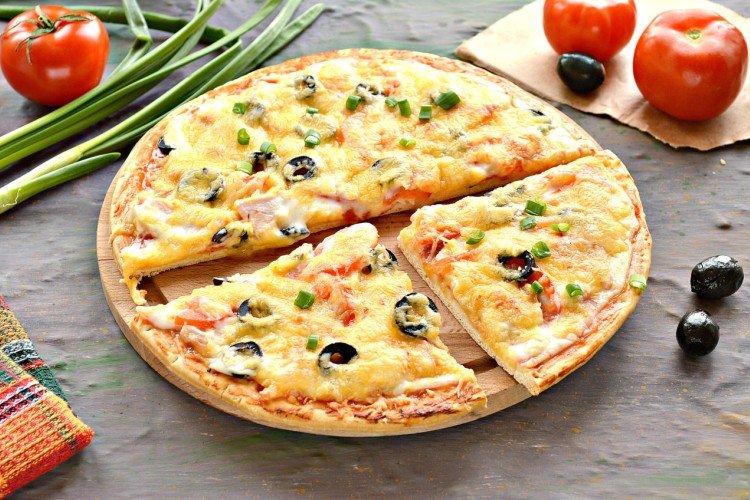 Pizza topping with chicken and olives