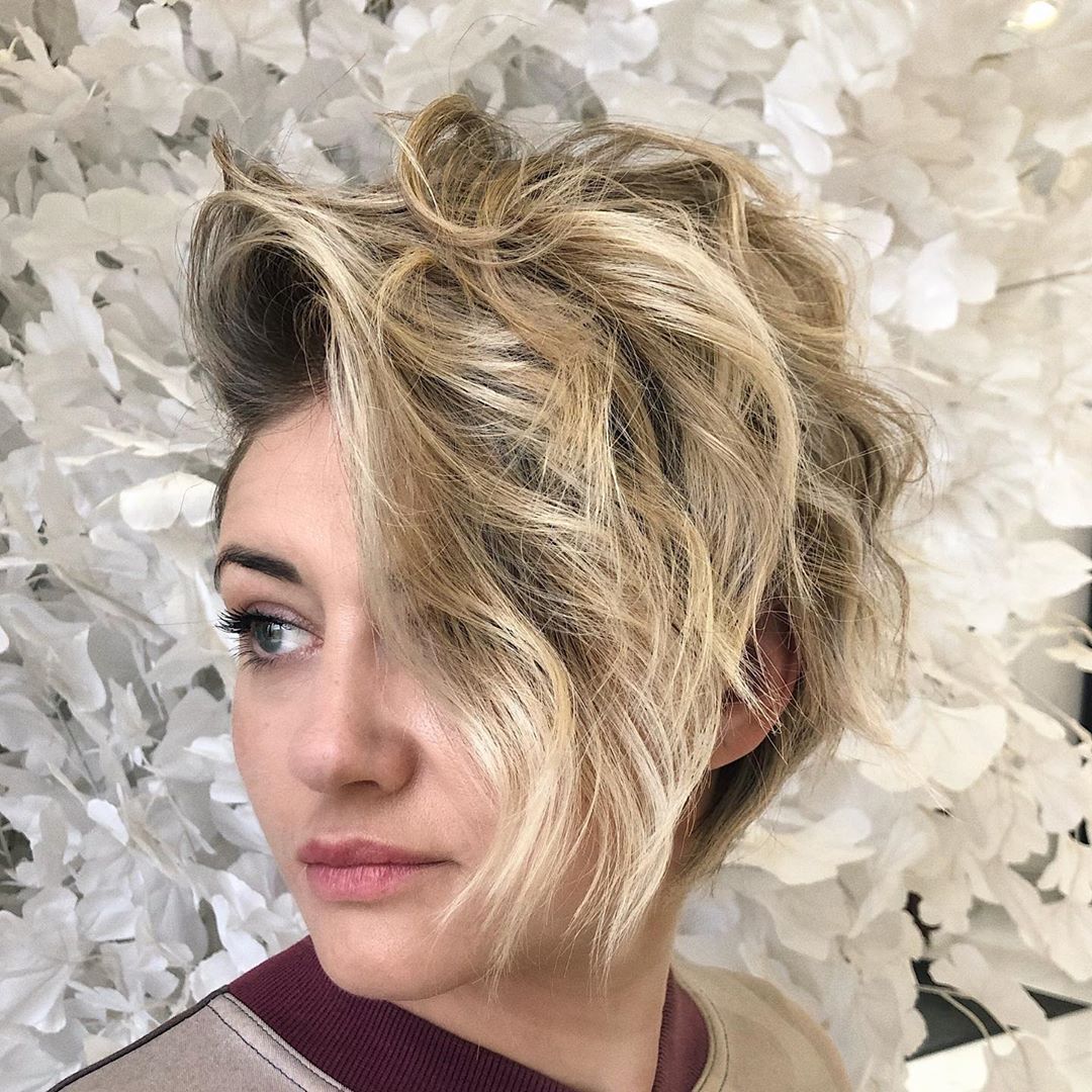 Haircut on the side for wavy and curly hair: 16 fashion ideas