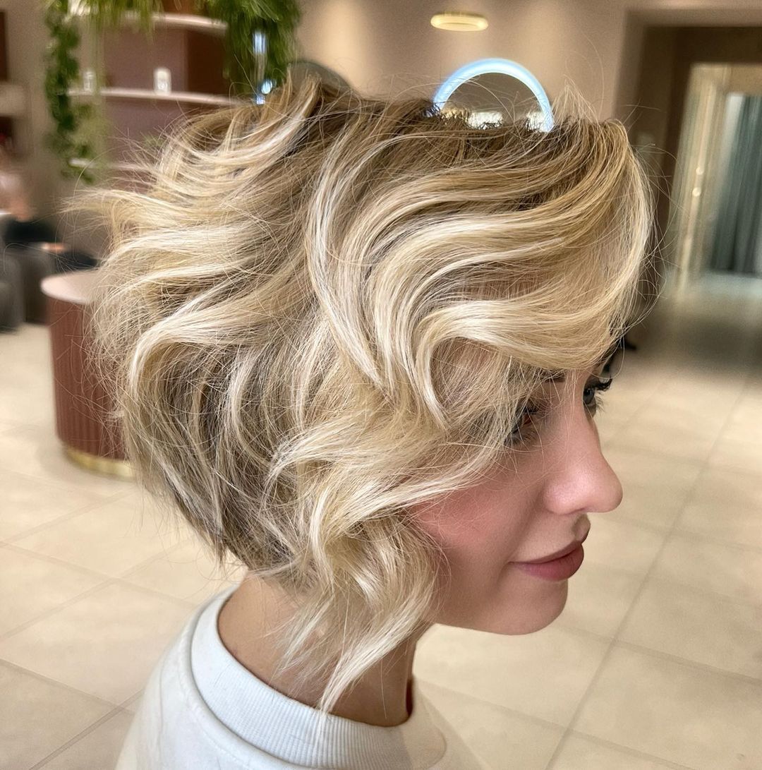 Side-swept blond haircut: 20+ attractive and trendy ideas