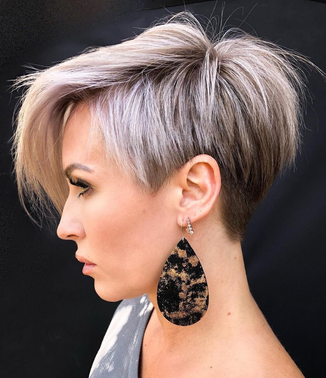 Pixie with side bangs: the main advantages of the haircut and 11 cool ideas